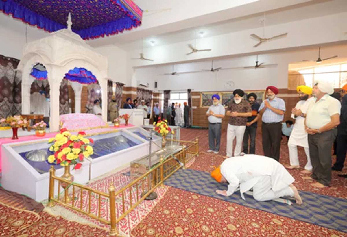 पुंछ के उस मंदिर और गुरुद्वारे में गृह मंत्री अमित शाह ने टेका मत्था, जहां पाकिस्तान ने की थी गोलाबारी